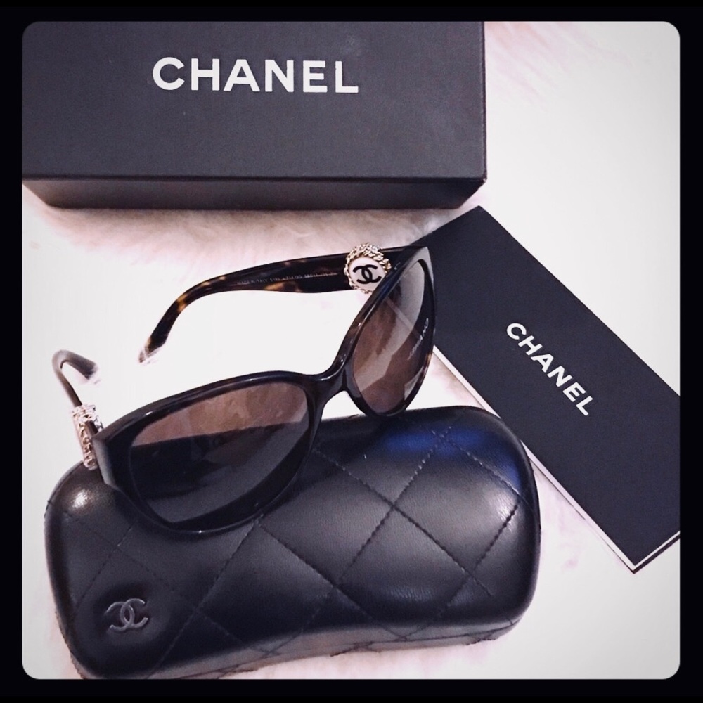 🆙️CHANEL Sunglasses bouton Collection 🤩 beautiful - Picture 1 of 9